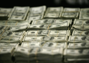Dollar Firms as Geopolitical Tensions Rise